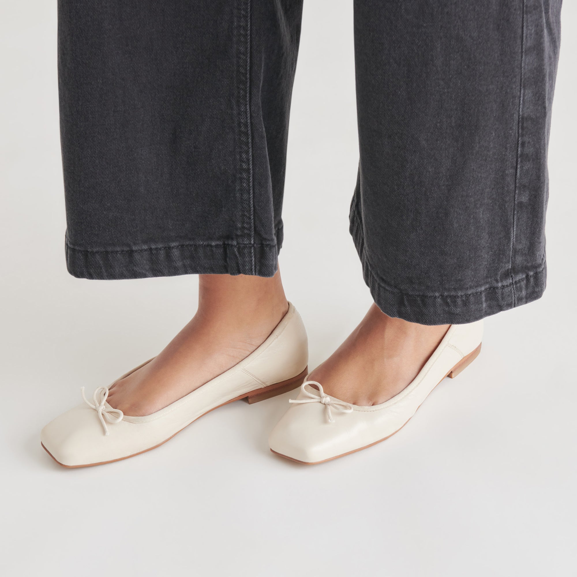 ANISA BALLET FLATS CREME CRINKLE PATENT - Image 2